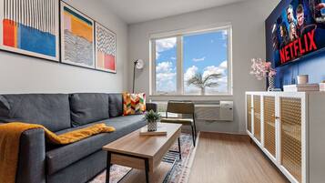 Televisión, chimenea, libros y estéreo