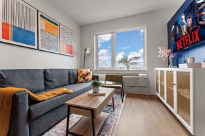 Televisie, een open haard, boeken en een stereo