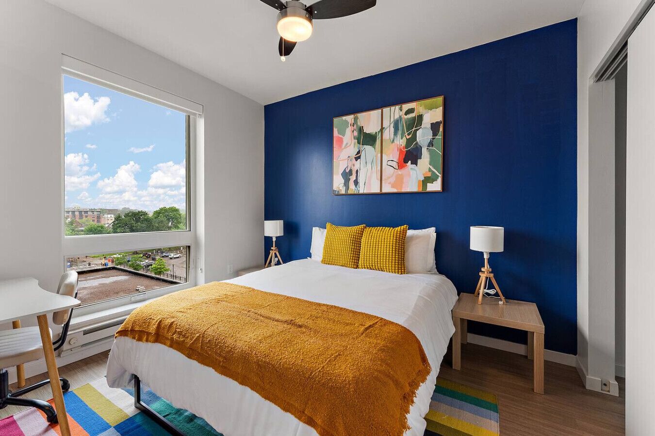 1 chambre, bureau, fer et planche à repasser, lit parapluie