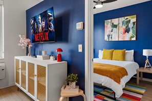 1 slaapkamer, een bureau, een strijkplank/strijkijzer, reisbedje