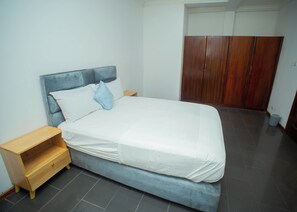 Tabla de planchar con plancha, wifi y ropa de cama