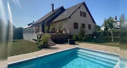 Town house with pool for 6 people