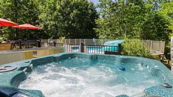 Bañera de hidromasaje al aire libre