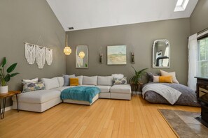 Smart TV, video games, table tennis, stereo - 5 Bedroom Home Pool & Hot Tub (Dover)