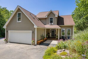 Exterior - 5 Bedroom Home Pool & Hot Tub (Dover)