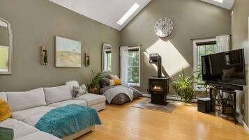 Téléviseur connecté, jeux vidéo, table de ping-pong, chaîne audio