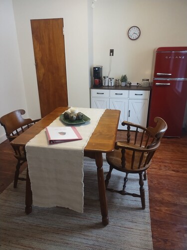 Charming 1-bedroom apartment in peaceful Palenville with WiFi, AC