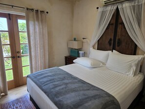 3 makuuhuonetta, tallelokero huoneessa, silitysrauta/-lauta