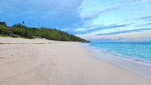 Playa en los alrededores y toallas de playa 