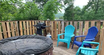 Rustic Family Cabin • Kayaks • Hot Tub Colleges 2-bedroom cabin Harveys Lake AC
