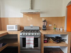 Microonde, forno, pentole/stoviglie/utensili, tavolo da pranzo