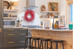 Coffee/tea maker, fridge, microwave, oven