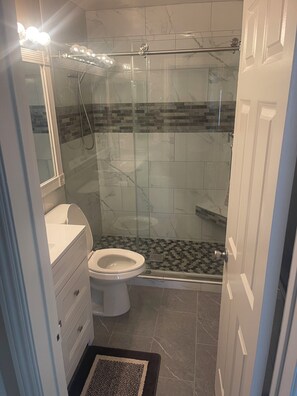 Shower, hair dryer, towels, soap - Charming 2-bedroom condo in terrific Carpinteria with WiFi (Carpinteria)