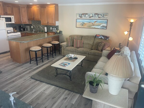 Smart TV - Charming 2-bedroom condo in terrific Carpinteria with WiFi (Carpinteria)