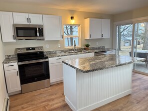 Een microgolfoven, een oven, een kookplaat, een vaatwasser