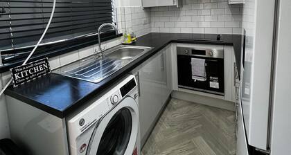 Peaceful home with garden and drive, Nottingham NG6 - near Hucknall