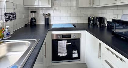 Peaceful 2-Bed Home, Private Garden & Drive, Nottingham NG6 | Near Hucknall