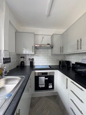 Een microgolfoven, een oven, een kookplaat