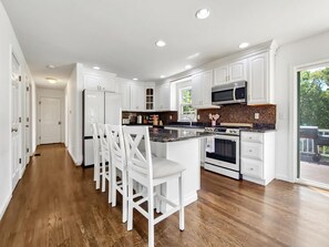 Fridge, microwave, stovetop, dishwasher - Summer house in Centerville/Barnstable, 5 min from lake, close to cape cod mall (Barnstable)