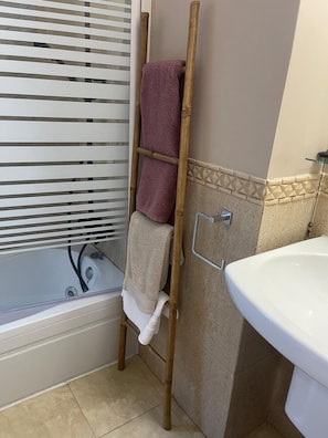 Bidet, serviettes fournies, savon, papier toilette
