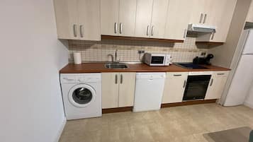 Een microgolfoven, een vaatwasser