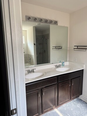 Håndklær og toalettpapir