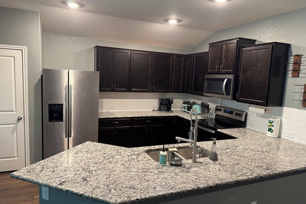 Frigorífico, microondas, horno y placa de cocina