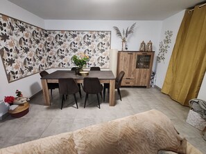 Dining - Comfortable vacation home, close to ocean beaches, amenities 1 km away. (Mimizan)