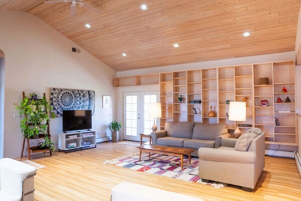 Smart TV, fireplace