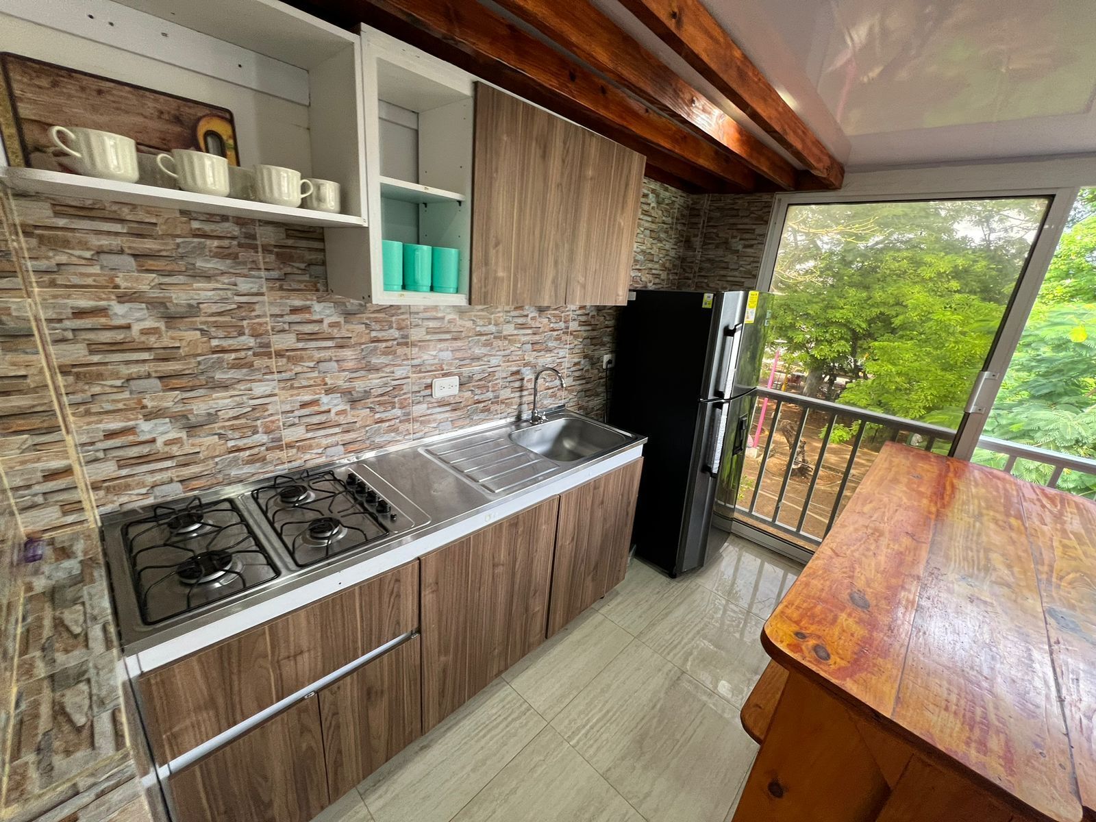 Apartament Deluxe, balcó, vistes al parc | Cuina privada | Frigorífic, placa de cuina i utensilis de cuina, vaixella i coberteria 