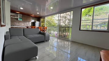 Apartament Deluxe, balcó, vistes al parc | Sala d'estar | Televisor intel·ligent de 32 polzades amb canals per satèl·lit