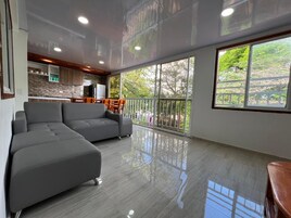 Apartamento luxo, sacada, vista para o parque | Área de estar | Smart TV 32 polegadas com canais via satélite