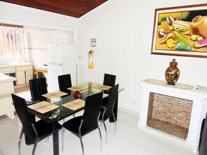 Apartamento família, sacada, vista para o parque | Área de estar | Smart TV 32 polegadas com canais via satélite