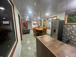 Apartamento superior, vista para o parque | Área de estar | Smart TV 32 polegadas com canais via satélite