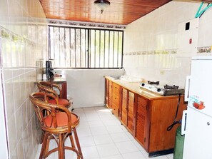 Apartamento família, sacada, vista para o parque | Cozinha privada | Geladeira, cooktop, talheres/pratos/utensílios de cozinha