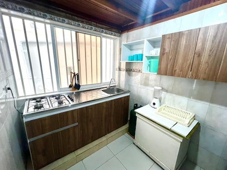 Refrigerador, placa de cocina, utensilios de cocina