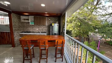 Deluxe Apartment, Balcony, Park View | Dapur peribadi | Peti sejuk, dapur, alat memasak/pinggan mangkuk/perkakas dapur
