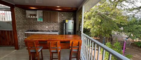 Departamento Deluxe, balcón, vista al parque | Cocina privada | Refrigerador, parrilla de estufa y utensilios de cocina