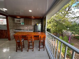 Refrigerador, placa de cocina, utensilios de cocina