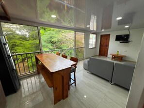 Apartament Deluxe, balcó, vistes al parc | Sala d'estar | Televisor intel·ligent de 32 polzades amb canals per satèl·lit 