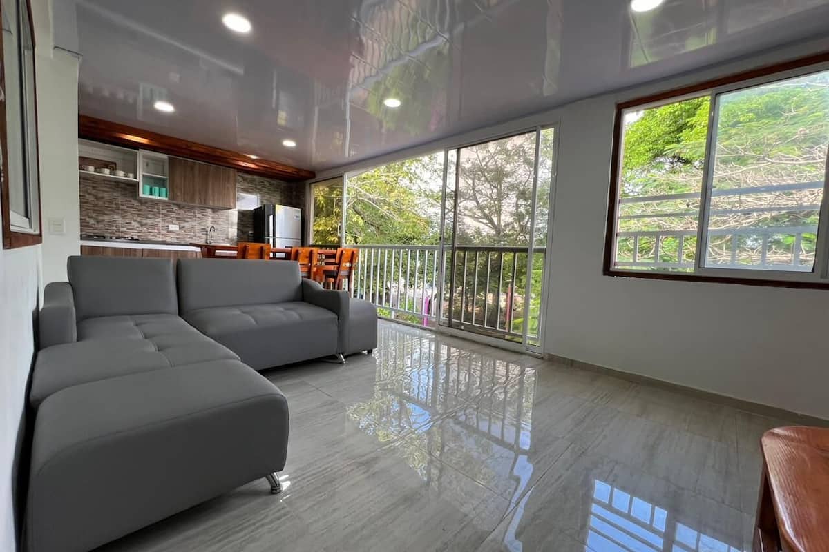 Apartamento luxo, sacada, vista para o parque | Área de estar | Smart TV 32 polegadas com canais via satélite