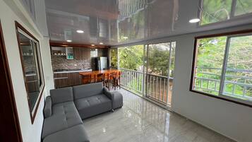 Apartamento luxo, sacada, vista para o parque | Área de estar | Smart TV 32 polegadas com canais via satélite