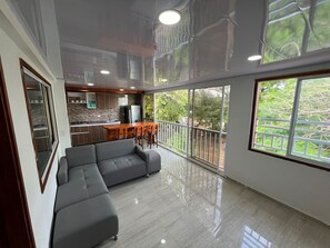 Deluxe-Apartment, Balkon, Parkblick | Wohnbereich | 32-Zoll-Smart-TV mit Satellitenempfang