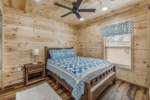 3 bedrooms, free WiFi, bed sheets - The Blue Iris Cabin on Lake Granbury (Granbury)