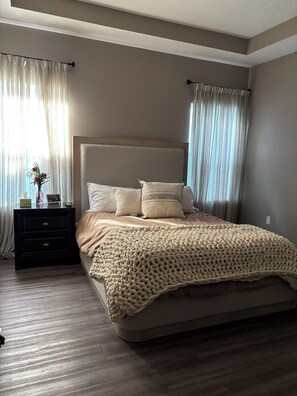 3 室のベッドルーム、WiFi、ベッドシーツ