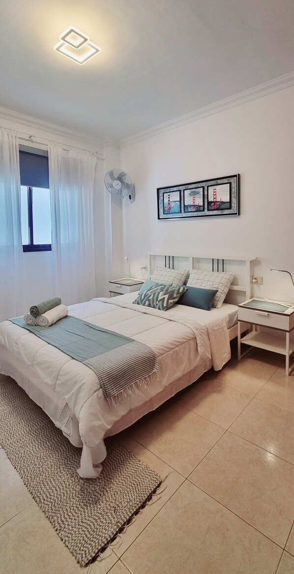 2 slaapkamers, een bureau, reisbedje, gratis wifi