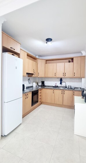 Frigorífico, microondas, horno y placa de cocina