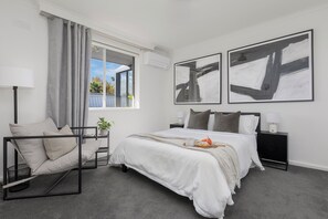 2 habitaciones, escritorio, tabla de planchar con plancha y wifi gratis 