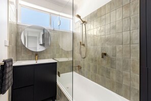 Haartrockner, Handtücher, Seife, Shampoo