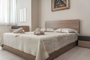 2 bedrooms, iron/ironing board, WiFi, bed sheets